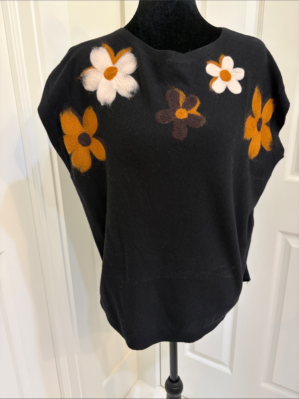 Aaeda Black Sweater/Vest Size M Like New